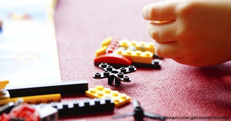 lapsi-leikkii-lego-thumb800x420