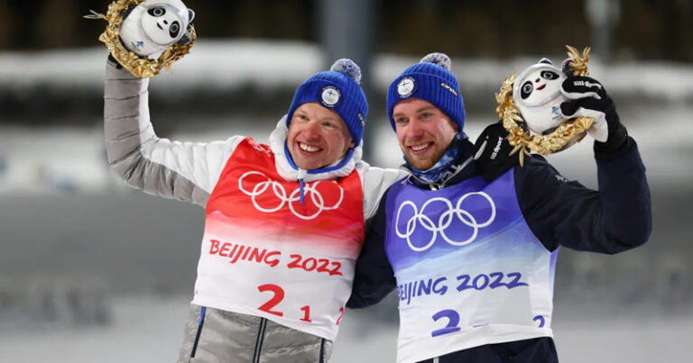 Tuoreet olympiahopeamitalistit Iivo Niskanen (vas.) ja Joni Mäki.