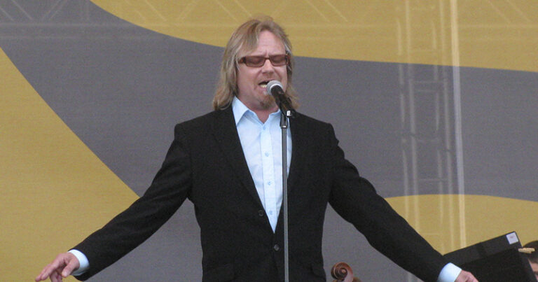 <b>Jussi Hakulinen esiintymässä Porissa vuonna 2008.</b> <i>Wikipedia.fi</i>