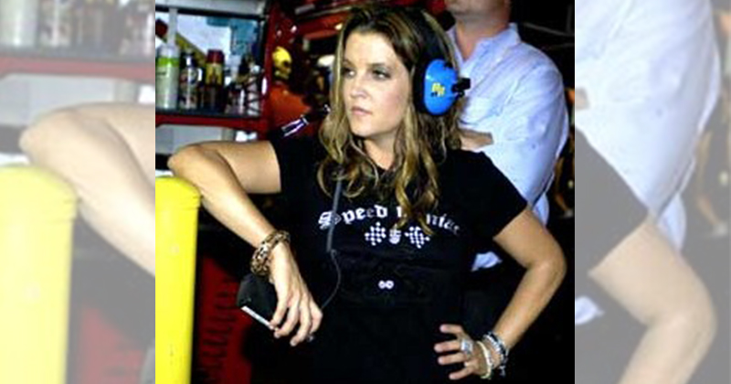 <b>Lisa Marie Presley autokilpailussa vuonna 2005.</b> <i>Kuva: Wikipedia</i>