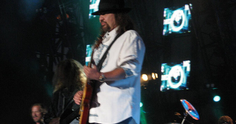 <b>Lynyrd Skynyrd -yhtyeen perustajajäsen ja kitaristi Gary Rossington esiintyy vuonna 2008.</b> <i>Wikipedia</i>