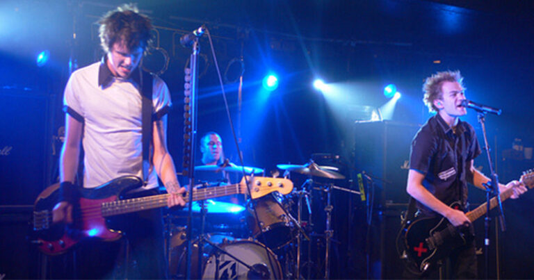 <b>Sum 41 maaliskuussa 2008.</b> <i>Wikipedia</i>