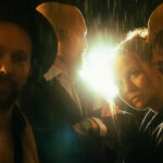 Ricky-Tick Big Band & Julkinen Sana esiintymässä, keväinen tunnelma ja iso kokoonpano lavalla.