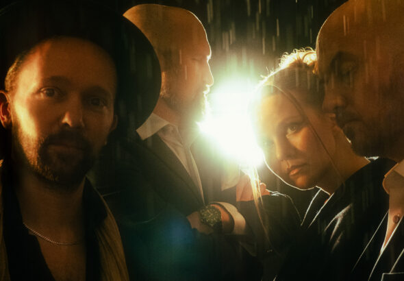 Ricky-Tick Big Band & Julkinen Sana esiintymässä, keväinen tunnelma ja iso kokoonpano lavalla.