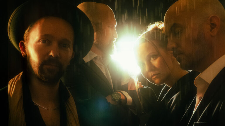 Ricky-Tick Big Band & Julkinen Sana esiintymässä, keväinen tunnelma ja iso kokoonpano lavalla.